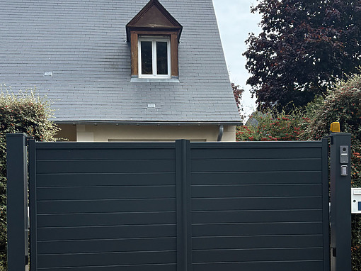 Maçonnerie extérieure : création d'un seuil en béton pour le remplacement d'un portail