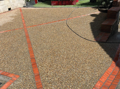 Aménagement d’allée : création d'une entrée en béton désactivé et briques