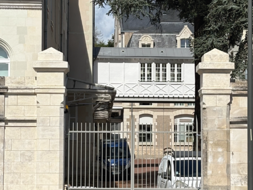 Restauration de patrimoine : reconstruction de pilier et seuil de portail