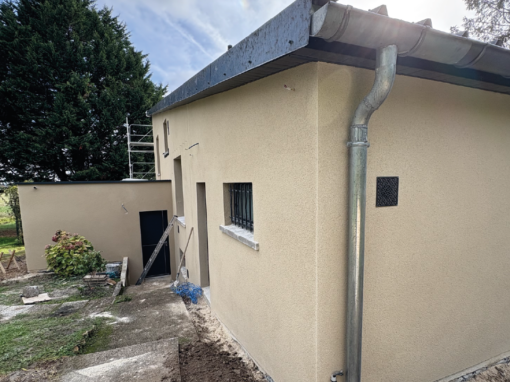 Ravalement de façade : réfection complète et finition grattée sur pignon