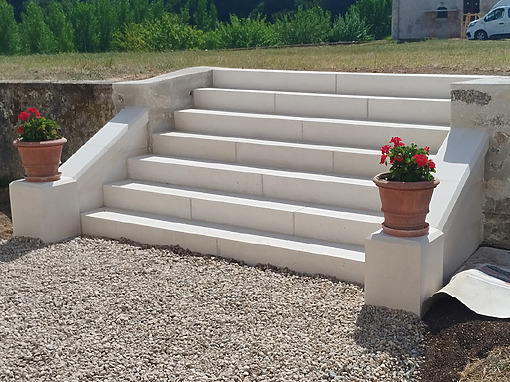 Escalier de jardin en pierre : structurer les niveaux avec élégance