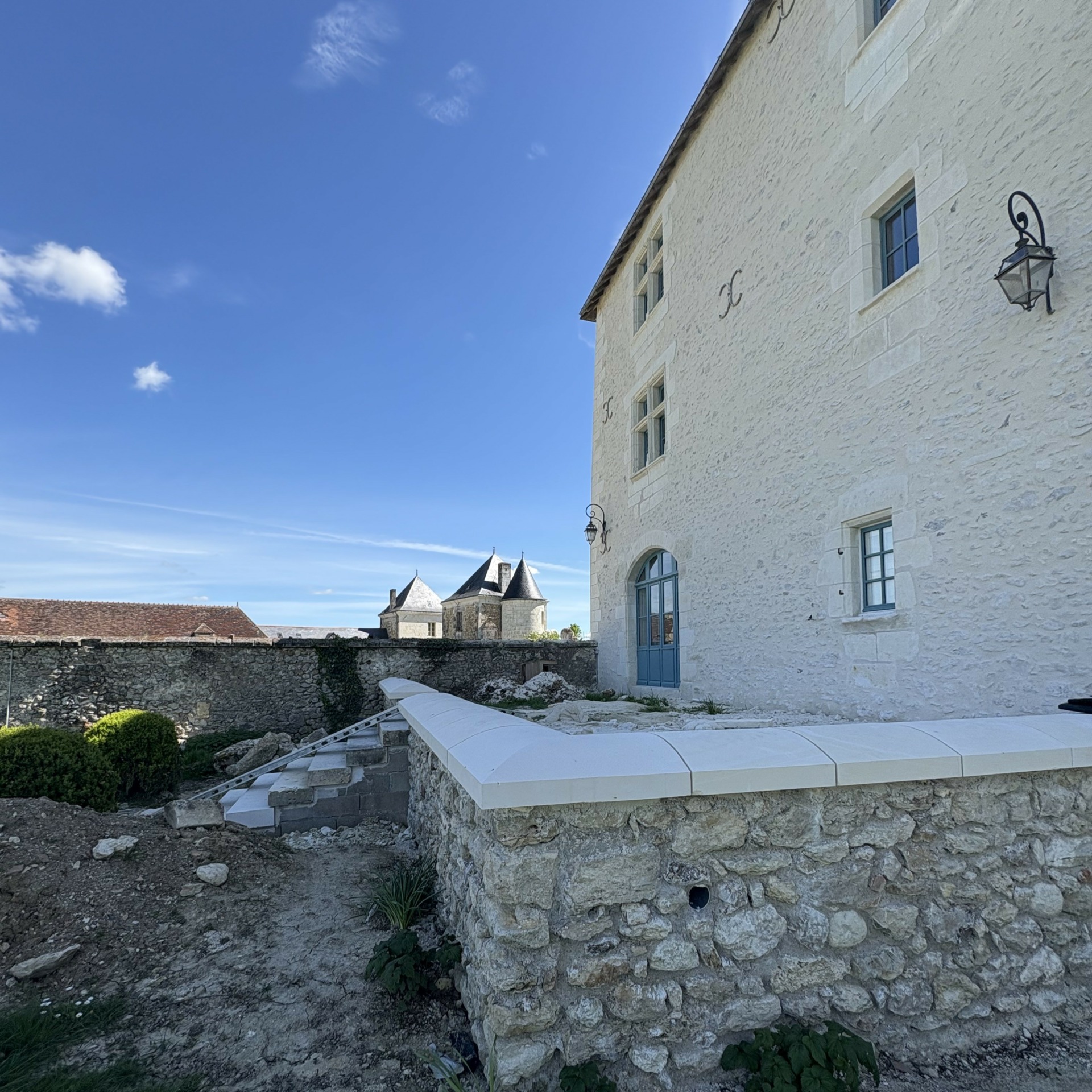 Porte d'Entrée en Pierre : Élégance Naturelle pour Votre Maison
