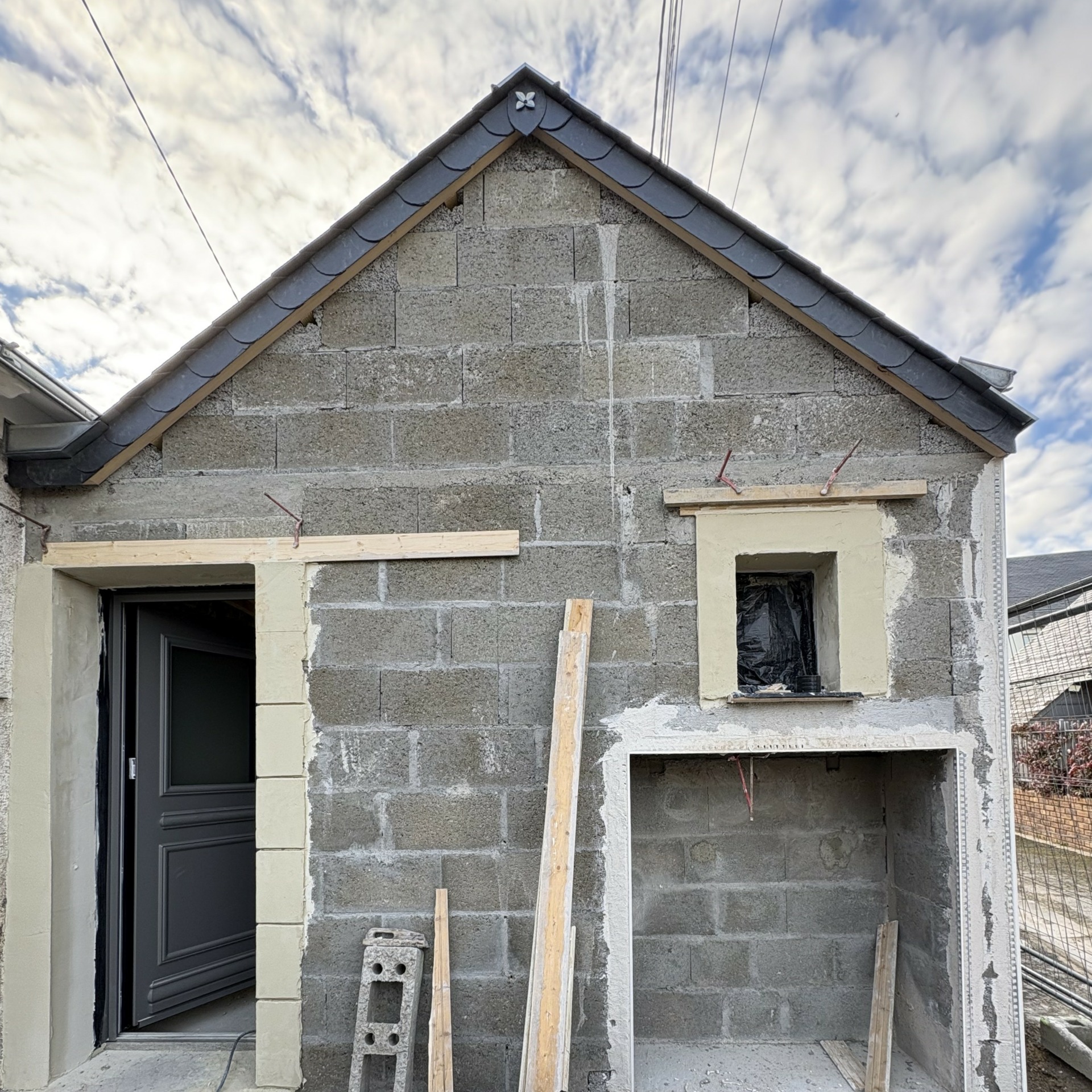 Construction en pierre d'un garage et d'un pool house élégants