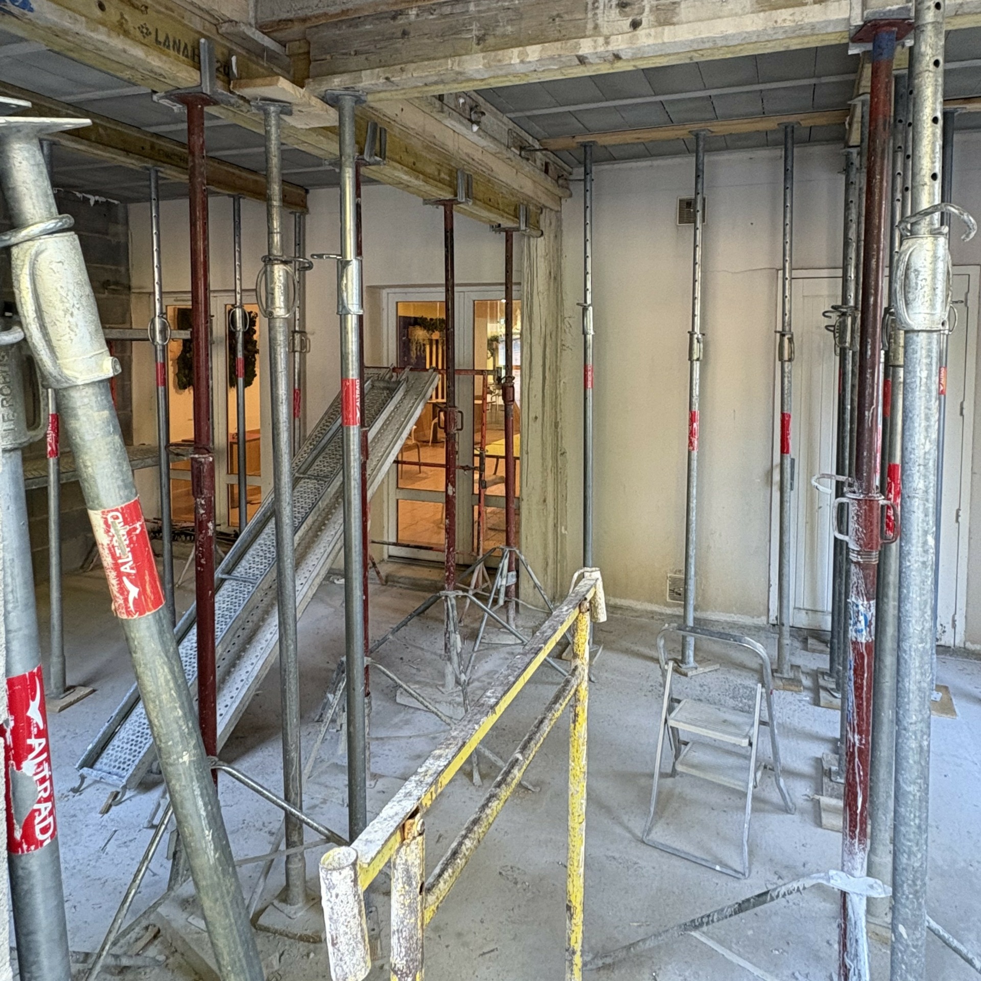 Construction en pierre d'un garage et d'un pool house élégants