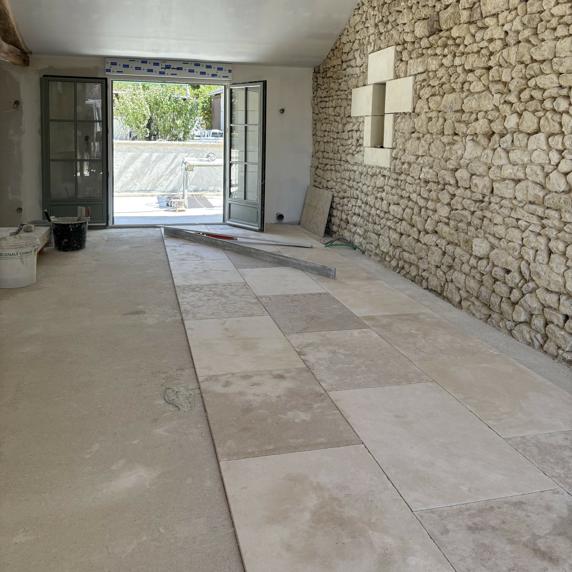 Dallage pierres Élégance Intemporelle : Carrelage Faïence pour Votre Intérieur